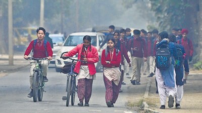 Students on their way to home after school hours in Ludhiana on Friday. (Gurpreet Singh/HT) Students on their way to home after school hours in Ludhiana on Friday. (Gurpreet Singh/HT)
