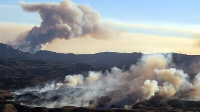 The Kenneth fire (below) approaches homes while the back side of the Palisade fire (above) continues to burn Los Angeles county, California on January 9, 2025. (AFP) The Kenneth fire (below) approaches homes while the back side of the Palisade fire (above) continues to burn Los Angeles county, California on January 9, 2025. (AFP)