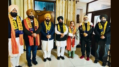 The councillors who joined the AAP in presence of ruling party leaders in Ludhiana on Friday. (HT photo) The councillors who joined the AAP in presence of ruling party leaders in Ludhiana on Friday. (HT photo)