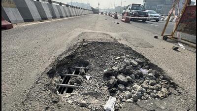 The sinkhole on Hero Honda Chowk flyover in Gurugram on January 5. (Parveen Kumar/HT Photo) The sinkhole on Hero Honda Chowk flyover in Gurugram on January 5. (Parveen Kumar/HT Photo)