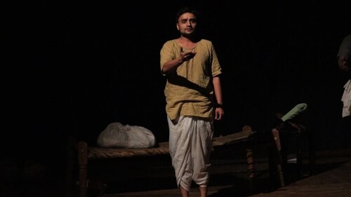 A scene from the play by Sukhmanch Theatre (Photo: Instagram) A scene from the play by Sukhmanch Theatre (Photo: Instagram)