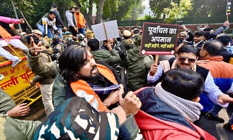 BJP workers protest outside the residence of AAP leader Arvind Kejriwal on Friday. (Raj K Raj/HT photo) BJP workers protest outside the residence of AAP leader Arvind Kejriwal on Friday. (Raj K Raj/HT photo)