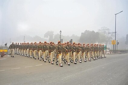 Delhi Police personnel take to the Kartavya Path on a foggy morning. (Photo: Vipin Kumar/HT) Delhi Police personnel take to the Kartavya Path on a foggy morning. (Photo: Vipin Kumar/HT)