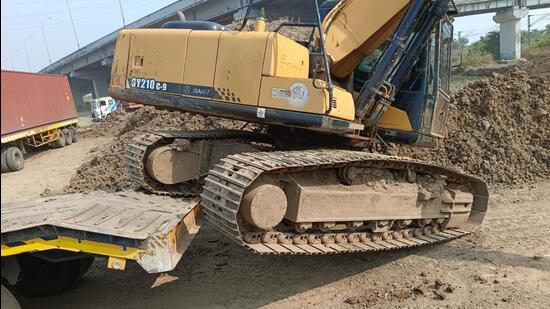 Operator crushed under excavator while unloading it from trailer