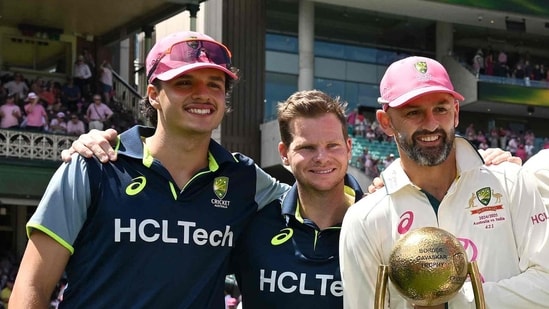 (L-R) Australia's Sam Konstas, Steve Smith, Nathan Lyon, Pat Cummins, Sean Abbott and Mitchell Starc, pose with The Border-Gavaskar Trophy at the end of the fifth and final cricket Test match between Australia and India at the Sydney Cricket Ground on January 5, 2025. (Photo by Saeed KHAN / AFP) / -- IMAGE RESTRICTED TO EDITORIAL USE - STRICTLY NO COMMERCIAL USE -- (AFP)