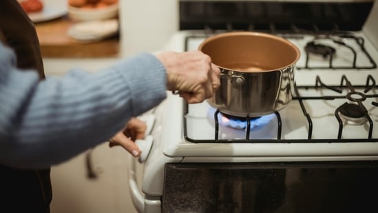 Cook smarter with the best automatic gas stoves designed for modern kitchens. (Pexels)