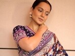 Kangana Ranaut dazzles in a silk saree for Emergency screening. Kangana Ranaut dazzles in a silk saree for Emergency screening.