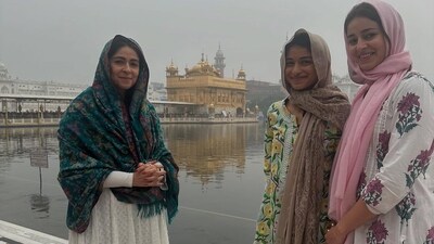 For her visit to the Golden Temple, Ananya Panday was accompanied by her mother, Bhavana Pandey and sister Rysa Panday. For her visit to the Golden Temple, Ananya Panday was accompanied by her mother, Bhavana Pandey and sister Rysa Panday.