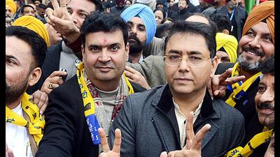 AAP councillor Vaneet Dhir with state chief Aman Arora shows victory signs after getting elected as mayor of Jalandhar municipal corporation on Saturday. (ANI) AAP councillor Vaneet Dhir with state chief Aman Arora shows victory signs after getting elected as mayor of Jalandhar municipal corporation on Saturday. (ANI)