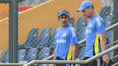 India's head coach Gautam Gambhir (L) and assistant coach Ryan Neil ten Doeschate arrive for a practice session on the eve of their third Test cricket match against New Zealand, at the Wankhede stadium in Mumbai on October 31, 2024. (Photo by Indranil MUKHERJEE / AFP) / -- IMAGE RESTRICTED TO EDITORIAL USE - STRICTLY NO COMMERCIAL USE -- (AFP) India's head coach Gautam Gambhir (L) and assistant coach Ryan Neil ten Doeschate arrive for a practice session on the eve of their third Test cricket match against New Zealand, at the Wankhede stadium in Mumbai on October 31, 2024. (Photo by Indranil MUKHERJEE / AFP) / -- IMAGE RESTRICTED TO EDITORIAL USE - STRICTLY NO COMMERCIAL USE -- (AFP)