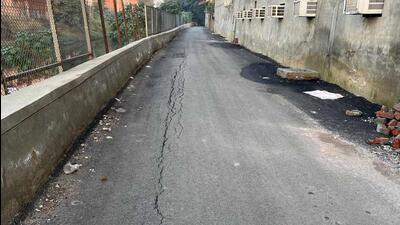 Cracks on the recently constructed road along the Buddha Nullah in Ludhiana. (HT Photo) Cracks on the recently constructed road along the Buddha Nullah in Ludhiana. (HT Photo)