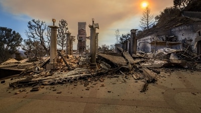 The columns of a mansion stand amongst the ruins of a home following the Palisades Fire in the Pacific Palisades area of Los Angeles, California, US, on Friday. (Bloomberg) The columns of a mansion stand amongst the ruins of a home following the Palisades Fire in the Pacific Palisades area of Los Angeles, California, US, on Friday. (Bloomberg)