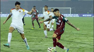 Players of Mohun Bagan Super Giant and East Bengal FC in action on Saturday. (Adimazes/ISL) Players of Mohun Bagan Super Giant and East Bengal FC in action on Saturday. (Adimazes/ISL)