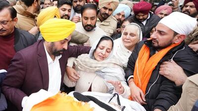 Punjab CM Bhagwant Mann consoling the wife of Ludhiana West MLA Gurpreet Gogi Bassi during his last rites in Ludhiana on Saturday. (HT Photo) Punjab CM Bhagwant Mann consoling the wife of Ludhiana West MLA Gurpreet Gogi Bassi during his last rites in Ludhiana on Saturday. (HT Photo)