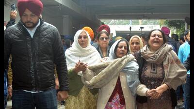 Sukhchain Kaur wife of MLA Gurpreet Gogi and other family members lamenting over his demise in Ludhiana on Saturday. (HT Photo)