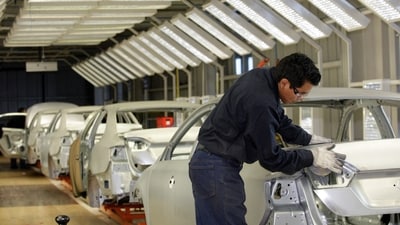 FILE PHOTO: An employee works on the assembly line at the Volkswagen automobile manufacturing factory in Puebla, Mexico, August 12, 2010. REUTERS/Imelda Medina/File Photo (REUTERS)