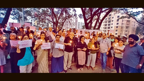 The participants, holding candles and placards, reached the spot demanding safer roads and better infrastructure. (HT PHOTO)