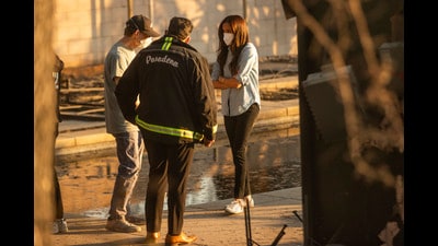 The Duchess of Sussex, right, with Pasadena mayor Victor Gordo and Doug Goodwin, whose home was destroyed by fire (Ethan Swope/AP)
