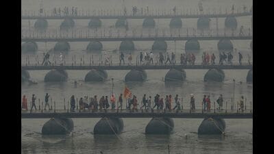 Hindu pilgrims carrying their belongings walk over floating pontoon bridges to go to Sangam (Niharika KULKARNI / AFP) Hindu pilgrims carrying their belongings walk over floating pontoon bridges to go to Sangam (Niharika KULKARNI / AFP)