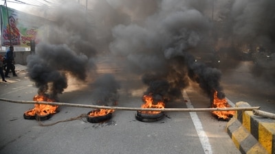 Bihar Bandh: Violent scenes were seen in Patna today where BPSC protesters burned tyres, damaged vehicles (Santosh Kumar) Bihar Bandh: Violent scenes were seen in Patna today where BPSC protesters burned tyres, damaged vehicles (Santosh Kumar)