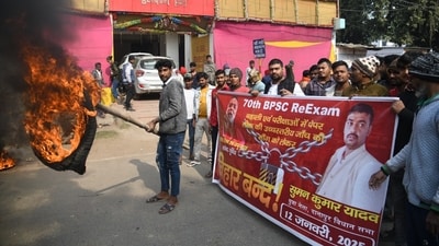 Patna: Chhatra Yuva Shakti activists burn tyres to block a road during Bihar Bandh demanding cancellation of BPSC 70th exam at Danapur (Santosh Kumar) Patna: Chhatra Yuva Shakti activists burn tyres to block a road during Bihar Bandh demanding cancellation of BPSC 70th exam at Danapur (Santosh Kumar)