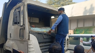 Patna-Chhatra Yuva Shakti activists damaging vehicles during Bihar Bandh demanding cancellation of BPSC 70th exam at Ashok Raj Path (Santosh Kumar) Patna-Chhatra Yuva Shakti activists damaging vehicles during Bihar Bandh demanding cancellation of BPSC 70th exam at Ashok Raj Path (Santosh Kumar)