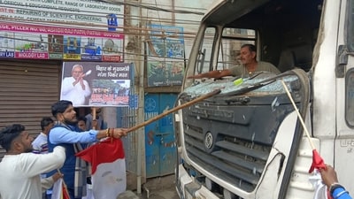 Protesters damaging a vehicle (Santosh Kumar) Protesters damaging a vehicle (Santosh Kumar)