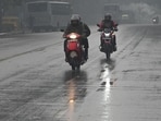 Light rainfall in parts of Delhi as temperatures drop on a cold winter morning in January 2025. (Vipin Kumar/HT Photo)