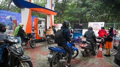 Noida, India- January 11, 2025: The �No helmet, no fuel� policy aimed at promoting road safety in Gautam Buddh Nagar is facing opposition from petrol pump operators. (Photo by Sunil Ghosh / Hindustan Times) Noida, India- January 11, 2025: The �No helmet, no fuel� policy aimed at promoting road safety in Gautam Buddh Nagar is facing opposition from petrol pump operators. (Photo by Sunil Ghosh / Hindustan Times)