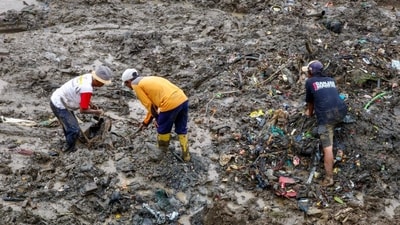 Scavengers pick up plastic and metal wastes in the soil. (AFP) Scavengers pick up plastic and metal wastes in the soil. (AFP)