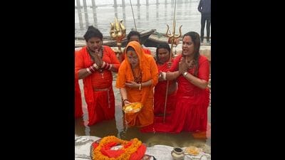 Maha Mandaleshwar (UP) of Kinnar Akhada Swami Kaushaliyanand Giri aka Tina Ma along with her disciples and members of the trans community taking a dip in Ganga on Paush Purnima at Ram Ghat in tent city on Monday. (HT PHOTO) Maha Mandaleshwar (UP) of Kinnar Akhada Swami Kaushaliyanand Giri aka Tina Ma along with her disciples and members of the trans community taking a dip in Ganga on Paush Purnima at Ram Ghat in tent city on Monday. (HT PHOTO)