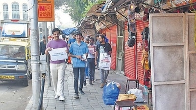Mumbai, India – 12, Jan 2025: The walkability project in collaboration with project mumbai conducted their annual walk on SV road at various stations to assess the walkability of footpaths. The citizens came together to click pictures of the hurdles and spoke to residents about the accessibility of the footpaths in their vicinity and traffic officials about the difficulty of pedestrians, in Mumbai, India, on Sunday, Jan 12, 2025. (Photo by Bhushan Koyande/HT Photo)