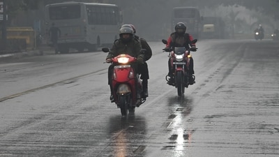 Light rainfall in parts of Delhi as temperatures drop on a cold winter morning in January 2025. (Vipin Kumar/HT Photo) Light rainfall in parts of Delhi as temperatures drop on a cold winter morning in January 2025. (Vipin Kumar/HT Photo)