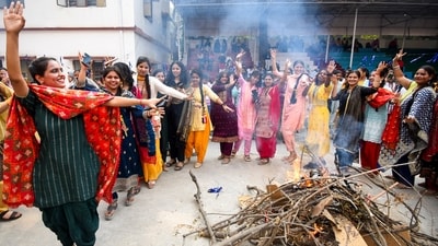Patna: Students and teachers dance as they celebrate Lohri and Makar Sankranti, at J.D. Women's College, in Patna, Monday, Jan. 13, 2025. (PTI Photo)(PTI01_13_2025_000252B) (PTI) Patna: Students and teachers dance as they celebrate Lohri and Makar Sankranti, at J.D. Women's College, in Patna, Monday, Jan. 13, 2025. (PTI Photo)(PTI01_13_2025_000252B) (PTI)