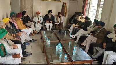Samyukta Kisan Morcha leaders during a meeting with protesting factions in Patran town in Patiala on Monday. (HT Photo) Samyukta Kisan Morcha leaders during a meeting with protesting factions in Patran town in Patiala on Monday. (HT Photo)