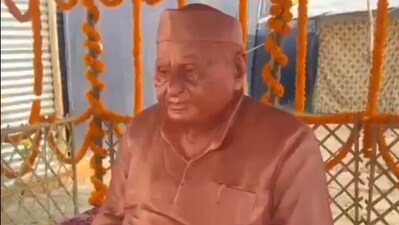 A statue of Mulayam Singh Yadav at a camp in the Mahakumbh Mela area has sparked controversy, with seers raising objections. (Screengrab) A statue of Mulayam Singh Yadav at a camp in the Mahakumbh Mela area has sparked controversy, with seers raising objections. (Screengrab)