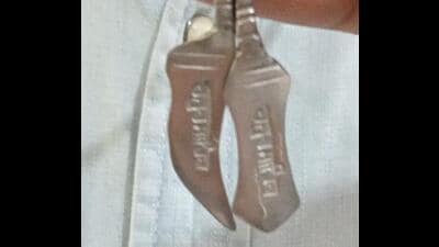 Sikh passengers flying internationally, especially from Amritsar and Delhi airports, have alleged that they are being barred from carrying kirpan and khanda necklaces on board. (HT) Sikh passengers flying internationally, especially from Amritsar and Delhi airports, have alleged that they are being barred from carrying kirpan and khanda necklaces on board. (HT)