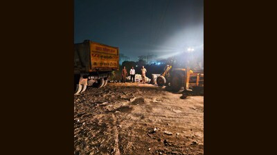Similar activities have also been observed at a nallah near Mrutyunjayeshwar Temple in Kothrud. (HT PHOTO) Similar activities have also been observed at a nallah near Mrutyunjayeshwar Temple in Kothrud. (HT PHOTO)