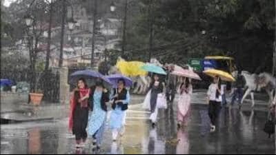 The IMD officials said that the maximum temperature is likely to rise by 3-5 degrees during the next 24 hours. (HT Representative) The IMD officials said that the maximum temperature is likely to rise by 3-5 degrees during the next 24 hours. (HT Representative)
