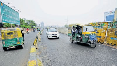 The authority wants the road at the entryway between NH-9 and Sectors 62 and 63 be widened, a footpath be constructed, and a vacant space levelled to create the alignment for a left turn for vehicles entering Noida from NH-9. (Ht Archive) The authority wants the road at the entryway between NH-9 and Sectors 62 and 63 be widened, a footpath be constructed, and a vacant space levelled to create the alignment for a left turn for vehicles entering Noida from NH-9. (Ht Archive)