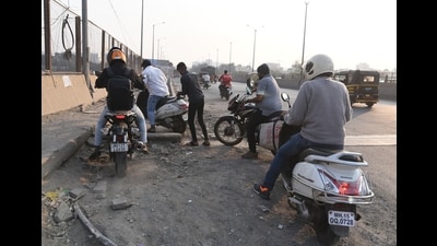 While the Pune Municipal Corporation (PMC) widened one side of the road and constructed footpaths in 2023 after removing encroachments, the other side remains narrow, forcing commuters to jostle for space during peak hours. (HT PHOTO) While the Pune Municipal Corporation (PMC) widened one side of the road and constructed footpaths in 2023 after removing encroachments, the other side remains narrow, forcing commuters to jostle for space during peak hours. (HT PHOTO)