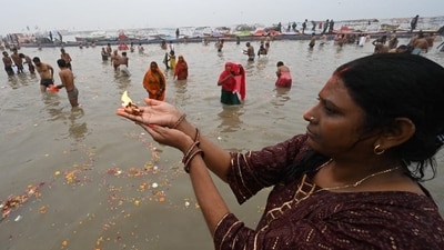 The tremendous fervour of the devotees on the opening day suggests that the number of devotees attending Maha Kumbh 2025 may exceed the Uttar Pradesh government's expectations during the next forty-five days. (HT photo)