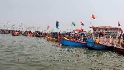 The chants of Jai Shri Ram, Jai Bajrang Bali, and Har Har Mahadev echoed through all the ghats. Prayagraj and the neighbouring territories, as well as states like Bihar, Haryana, Bengal, Odisha, Delhi, Uttarakhand, Punjab, Himachal Pradesh, Maharashtra, and Madhya Pradesh, sent a sizable contingent on the first day. (HT photo/Deepak Gupta)