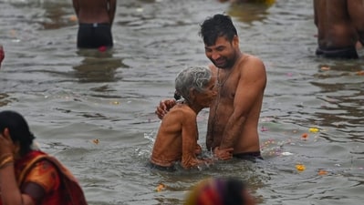 A government spokesman reported that around 6 million pilgrims took the holy bath at Sangam until 9 a.m. (HT photo)