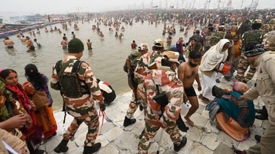 The Namami Gange team planned a large-scale 'yagya' at the Sangam on Sunday. Over 200 Ganga Sevadoots and thousands of people took part, committing to keep the Ganga clean and flowing. (HT photo)