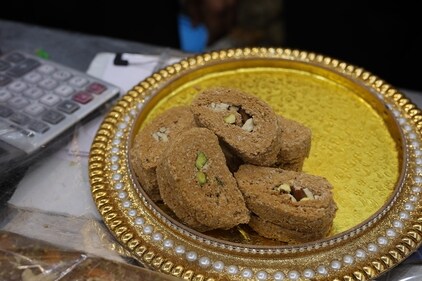 Meet dilli’s haseen dillruba aka Dilruba Gajjak that’s dipped in ghee at the final stage of prep. Available at Shop No 2684, for  ₹680/kg. (Photo: Manoj Verma)