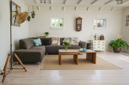 From tropical prints to natural textures, there are plenty of interior decor trends to try this season. (Pixabay )