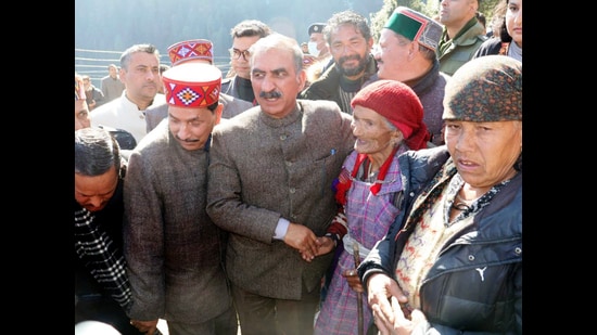 Chief minister Sukhvinder Singh Sukhu visits fire affected site in Tandi village in Banjar district of Kullu. (Aqil Khan /HT)