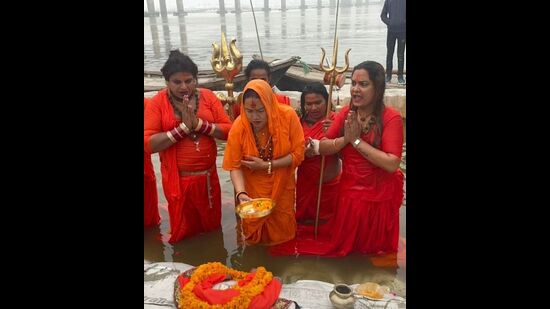Maha Mandaleshwar (UP) of Kinnar Akhada Swami Kaushaliyanand Giri aka Tina Ma along with her disciples and members of the trans community taking a dip in Ganga on Paush Purnima at Ram Ghat in tent city on Monday. (HT PHOTO)