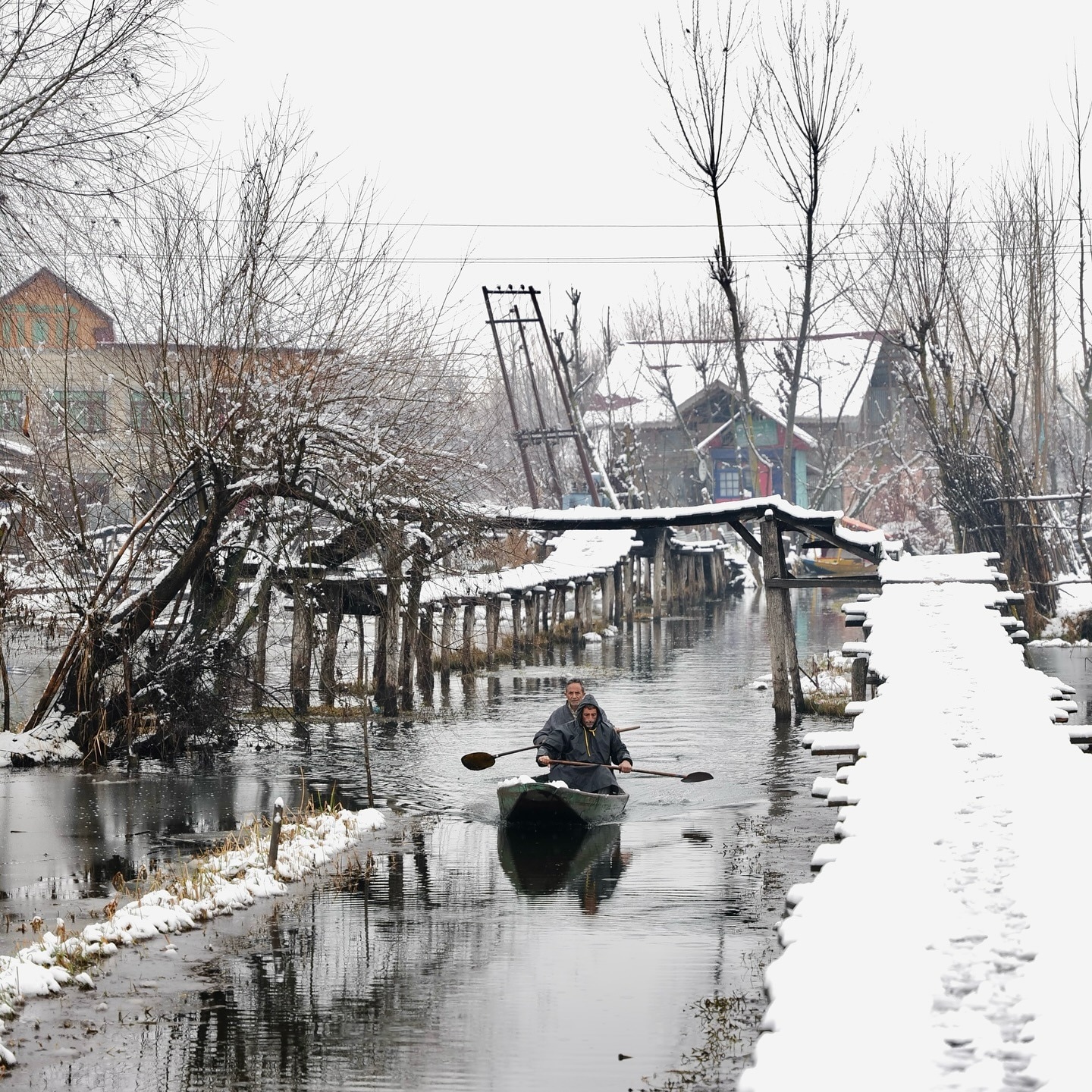 Kashmir's Dal Lake has frozen in recent days (Instagram)